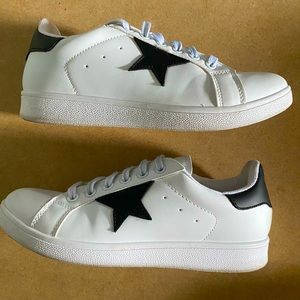Qupid white and black sneakers with star shape